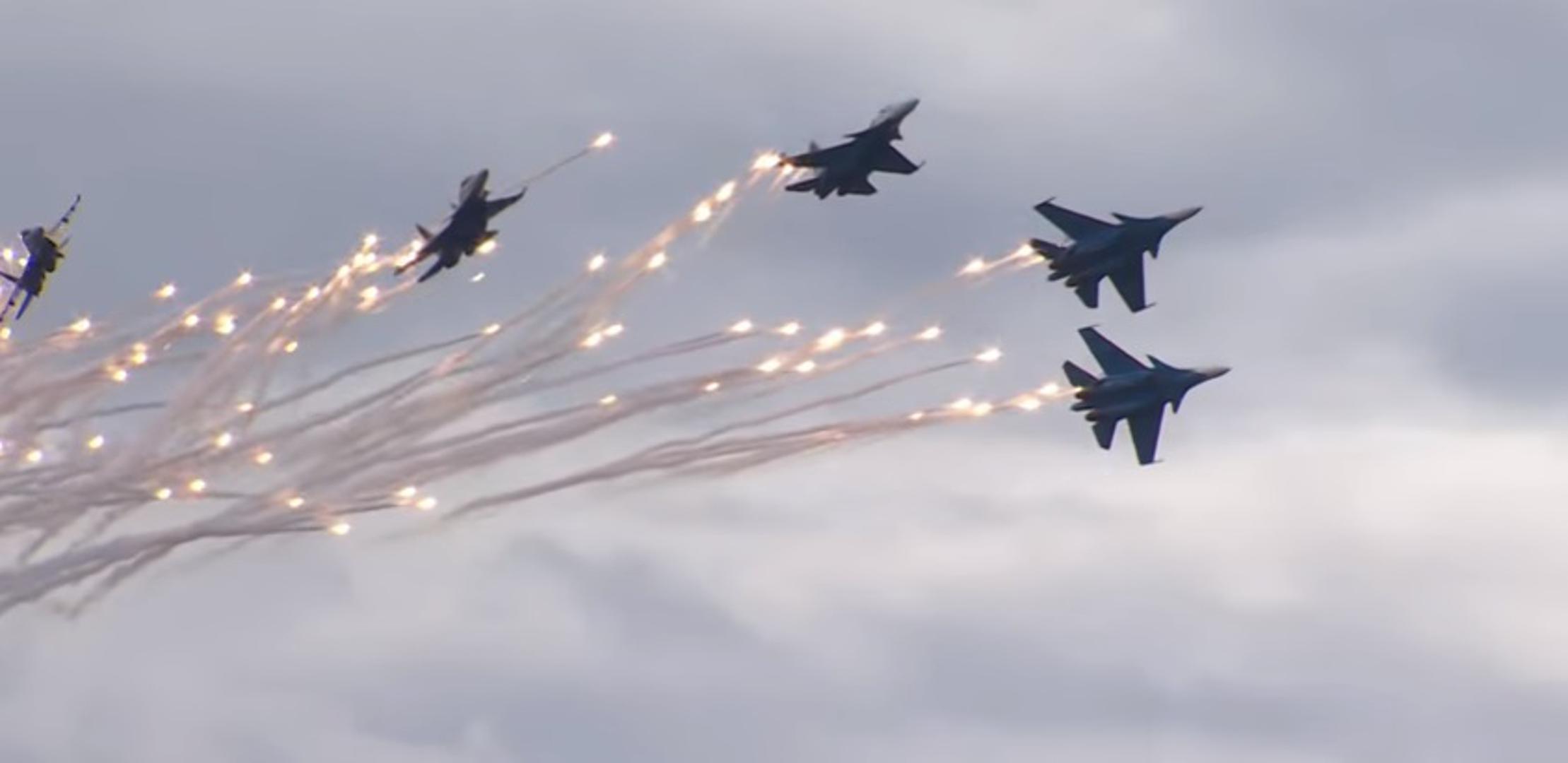 Zrakoplovna akrobatska skupina Ruski vitezovi zadivila je gledatelje svojim umijećem tijekom nastupa u sklopu vojnog foruma Armija 2017. u zračnoj bazi Kubinka kod Moskve. 