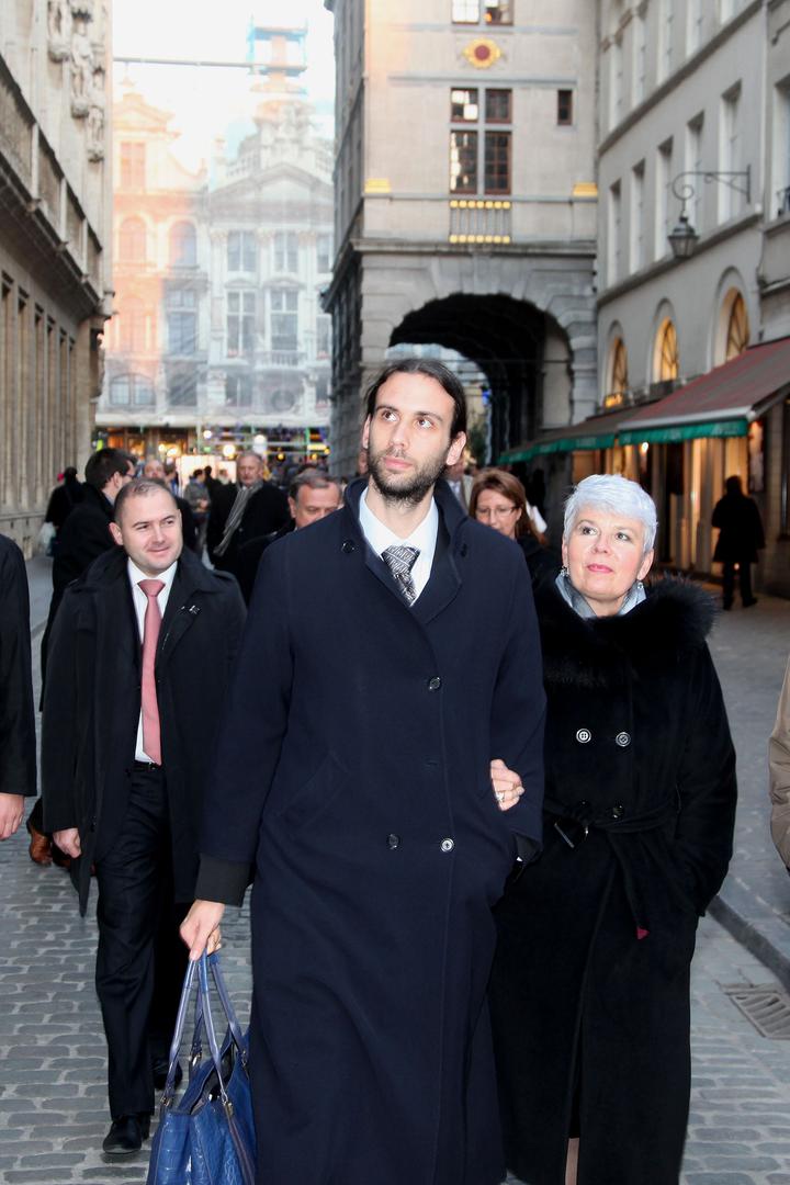 Čitati je počeo vrlo rano, već s tri godine. Kako sam kaže, čitanju ga je naučila majka Jadranka Kosor.