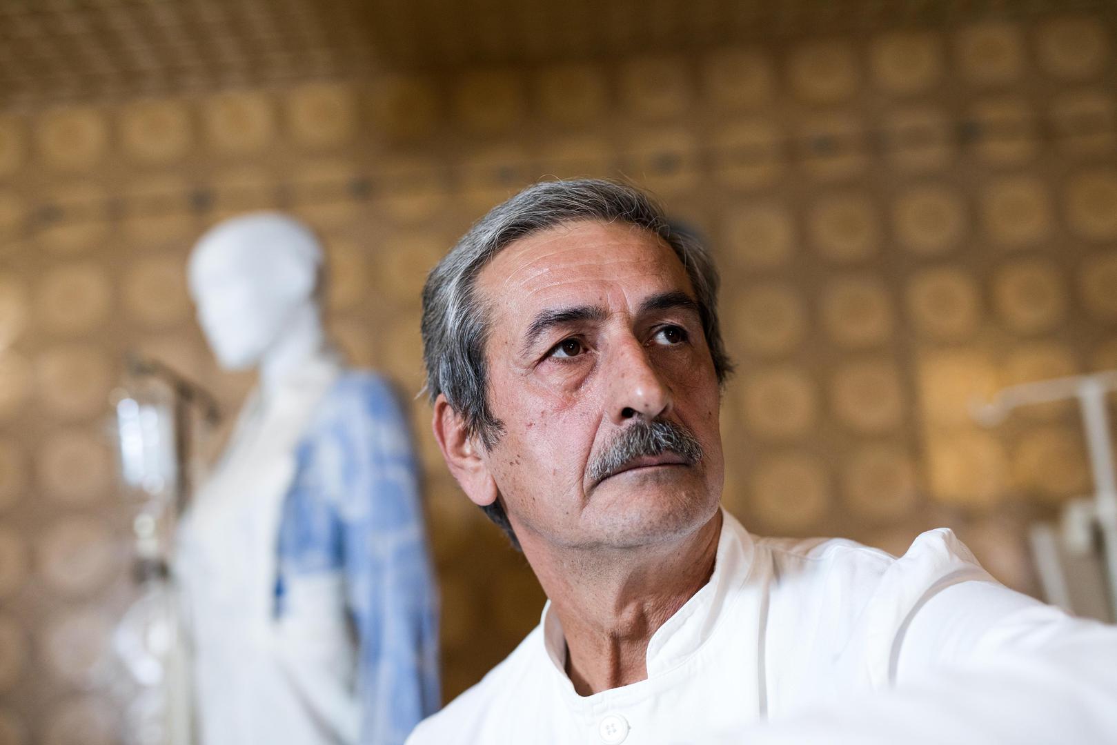 26.10.2021., Vukovar - Mjesto sjecanja – Vukovarska bolnica 1991.Za vrijeme opsade Vukovara gradska bolnica postala je vojna bolnica.Tijekom opsade Vukovarska bolnica je bila pod stalnim neprijateljskim vatrom, unatoc velikom crvenom krizu koji je postavljen u krovnoj bolnici, signalizirao je neprijateljskom zrakoplovstvu da je rijec na mjestu zasticenom Zenevskim konvencijama. Unatoc tome, tijekom tromjesecne opsade grada na krugu bolnice svakodnevno su padali projekti. Medicinsko osoblje i pacijenti premjesteni su u podrumu bolnice gdje su lijecnici radili u neadekvatnim uvjetima i bez potrebne medicinske opreme. Dana 20. studenoga 1991. godine pripadnici JNA zaustavili su medjunarodne promatrace u sredistu grada te su za to vrijeme iz bolnice izveli vise od 260 ljudi koji su ubijeni na Ovcari ili nekoj drugoj lokaciji, a za mnoge se jos i danas traga.Na potresan nacin ovdje je prikazana atmosfera koja je vladala u vukovarskoj bolnici te jeseni 1991. godine – trenutak zaustavljen u vremenu. U podrumskim prostorijama Vukovarske bolnice, vjerno je rekonstruiran zivot nekoliko stotina ranjenika i bolnickog osoblja tijekom okupacije grada.  Ovaj postav nastao je u sjecanje na te herojske dane.Dr. Zoran Aleksijevic 1991 bio je ratni kirurg u Vukovaru a danas je tek jedan od 5 lijecnika koji su se vratili i danas rade u istoj bolnici.