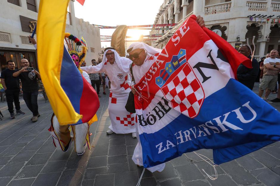 Hrvatski navijači u tradicionalnim katarskim narodnim nošnjama zabavljaju se u centru Dohe