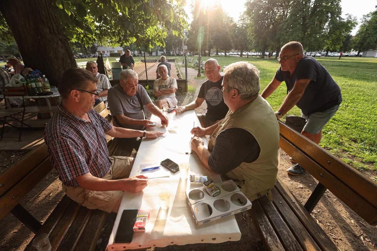 Zagreb: Ljetno popodne umirovljenici su iskoristili za kartanje bele