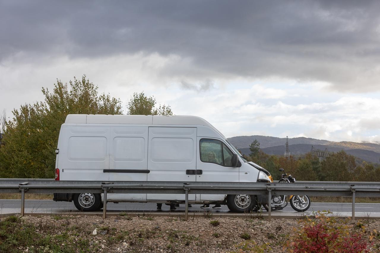 Sudar motocikla i kombija kod Gospića, poginulo dvoje ljudi