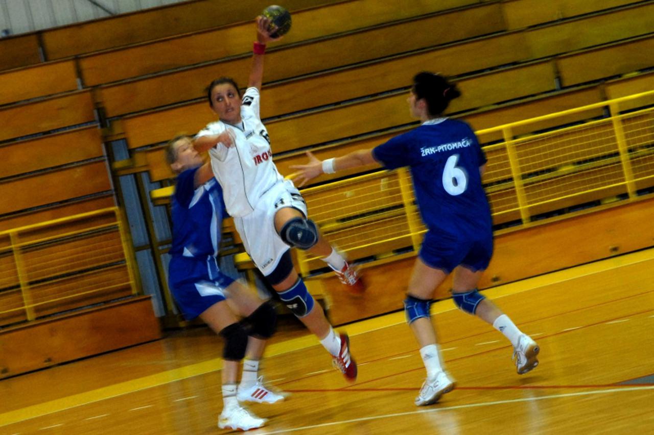 'slavonija-29.09.09 -slavonski brod -hrvatska -  rn:rukomet-mladenka katinic (bijeli dres) i drustvo na startu prvenstva upisale su dva poraza Photo: Ivica Galovic/VLM'