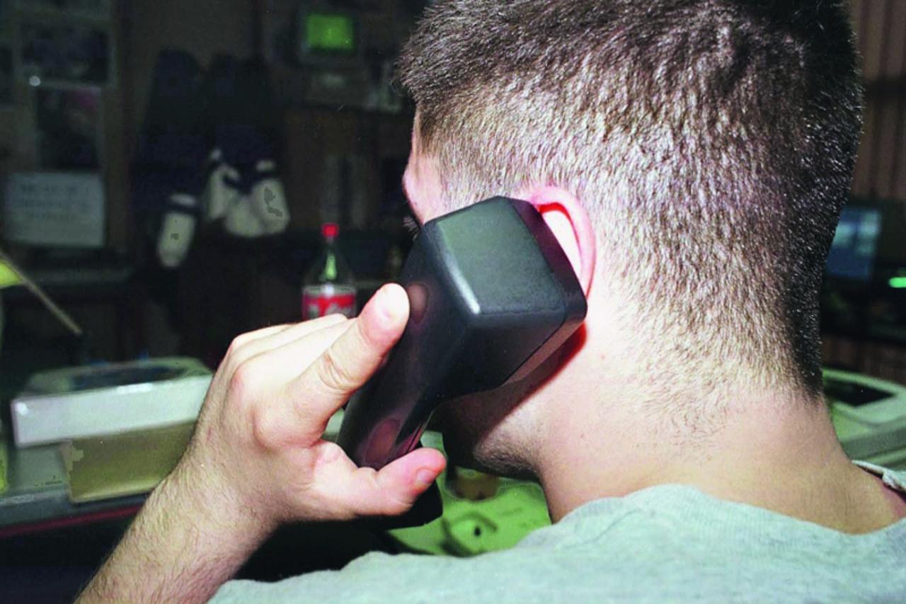 'PRISPE ILUSTRACIJA  SNIMIO IGOR SSOBAN telefon slusalica'