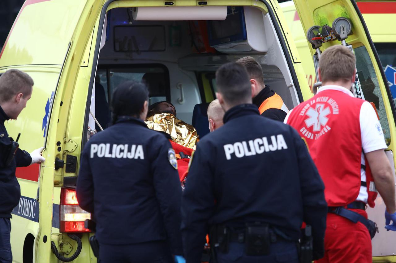 Hitna i policija pomažu dvojici migranata koji su pronađeni na ulici u lošem fizičkom stanju