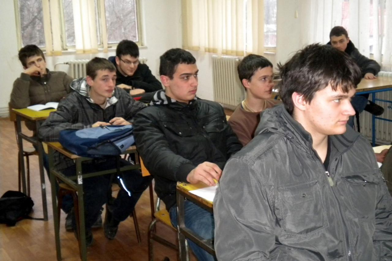 'SLAVONIJA  29.10.2012. VUKOVAR - zimi se u ucionicama Tehnicke skole moze boraviti samo ukoliko ste obuceni u jakne, sa kapama i salovima na sebi Branimir Bradaric/Vecernji list'