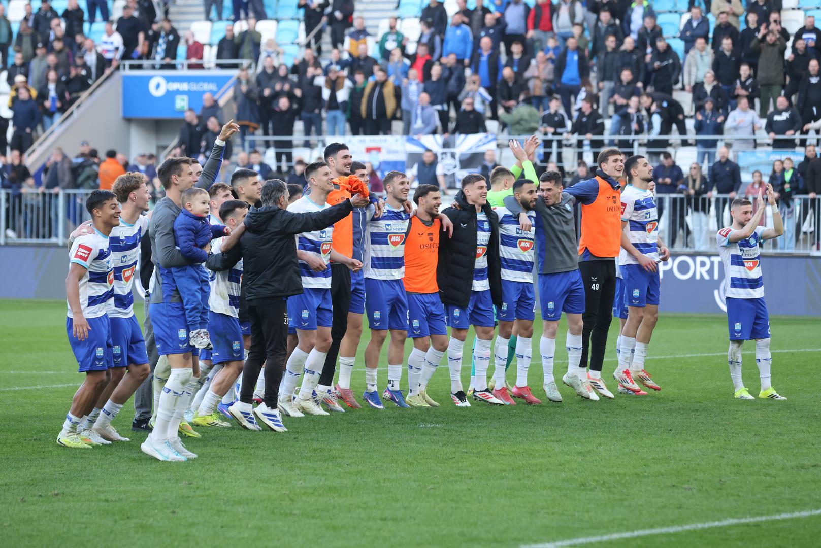 Njegov dolazak dogodio se u trenutku velikih promjena u klubu s Drave. Nakon promjene vodstva i dolaska nove predsjednice Alexandre Vegh, uslijedila je i smjena na klupi, pa je momčad u dvoboju protiv Vukovara prvi put vodio Tomislav Radotić. 