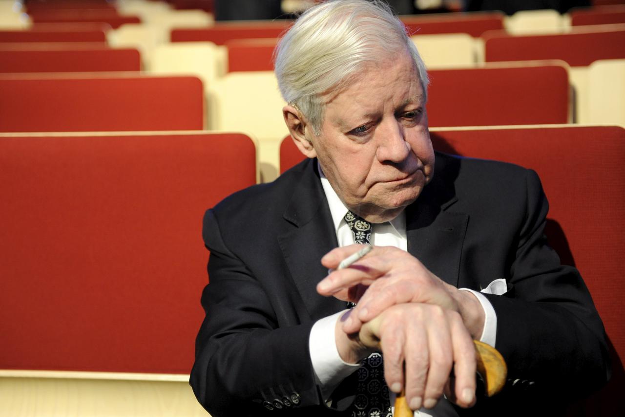 Former German chancellor Helmut Schmidt smokes a cigarette after a celebration of his 90th birthday, organised by Die Zeit newspaper in Hamburg in this January 22, 2009 file photo. Schmidt, who led the country for eight years at the height of the Cold War