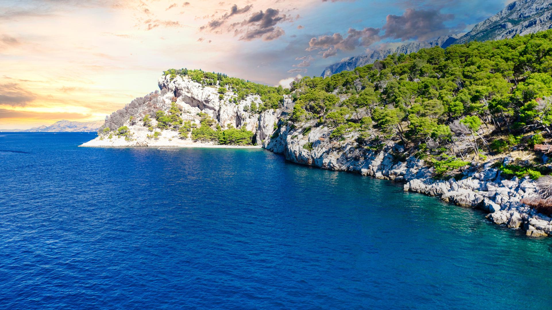 Plaža Nugal, Hrvatska: Okružena strmim liticama i sjenama borova, do ove udaljene plaže na kopnu nasuprot otoka Brača dolazi se uskom stazom koja se čini kao stvorena za koze, a ne za ljude koji traže bijeg bez odjeće na Jadranu. Obavezno ponesite debeli ručnik ili čak ležaljku za plažu - kao i mnoge hrvatske plaže, površina je šljunčana, a ne pješčana. Nugal je od najbližeg grada udaljen oko pola sata hoda, a do njega se može doći i brodom ili kajakom iz Makarske ili Tučepa.