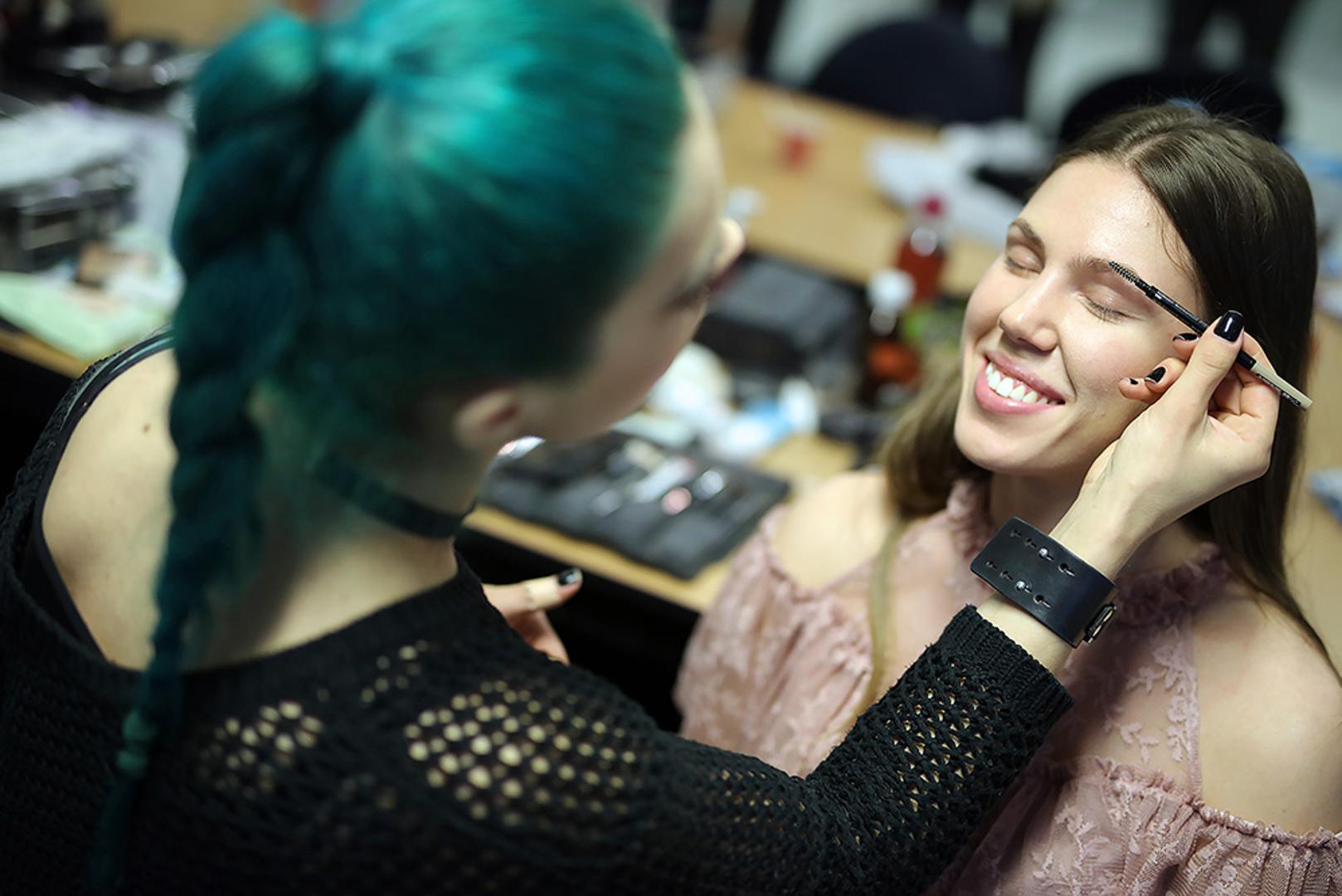 Djevojke su
odjenule svečane haljine modnog dvojca ELFS, Aleksandra Šekuljice i Ivana Tandarića, a fotografirao ih je poznati modni fotograf Goran Čižmešija.