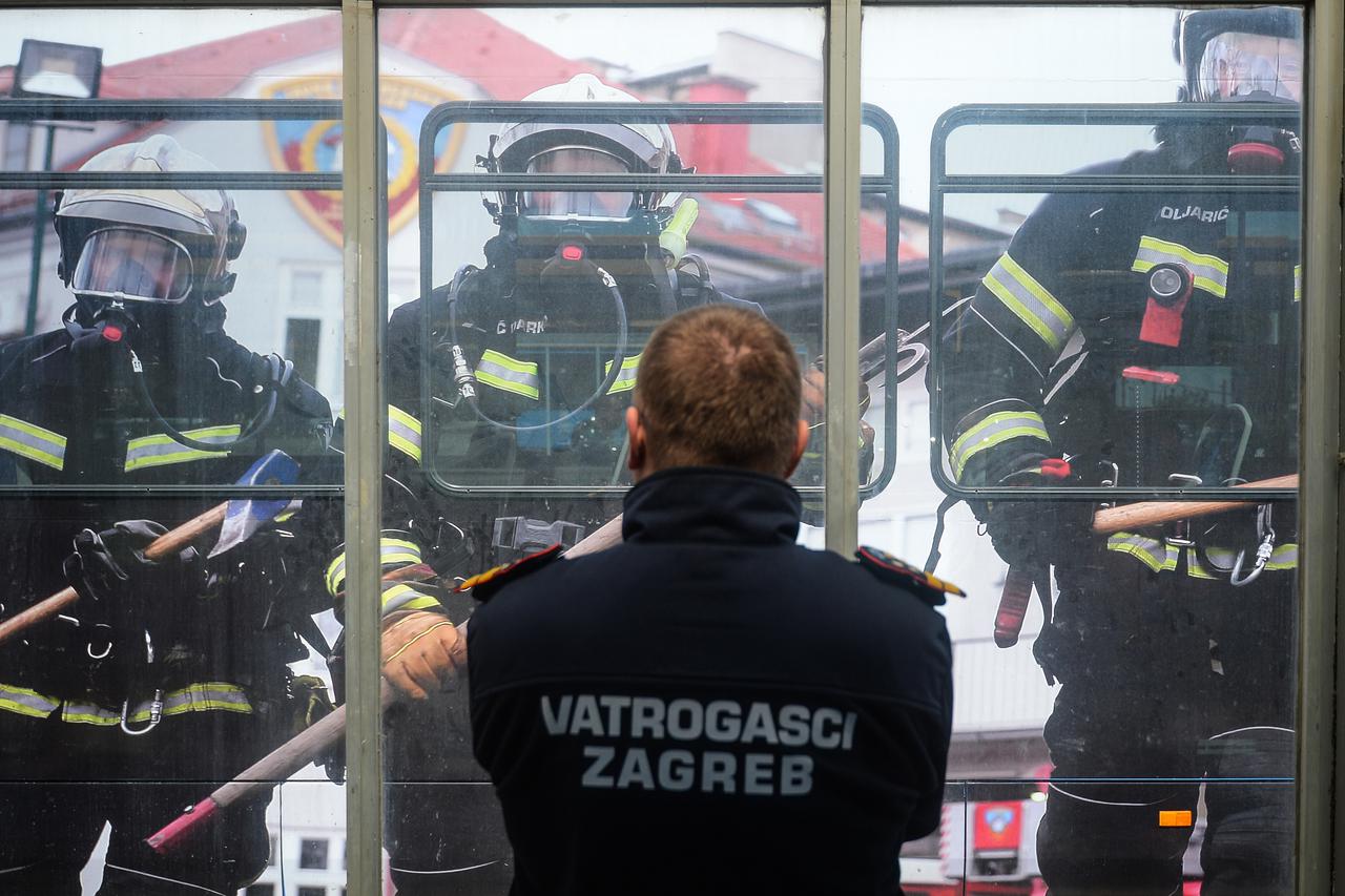 Zagreb: U čast vatrogascima u promet pušten posebno oslikan tramvaj