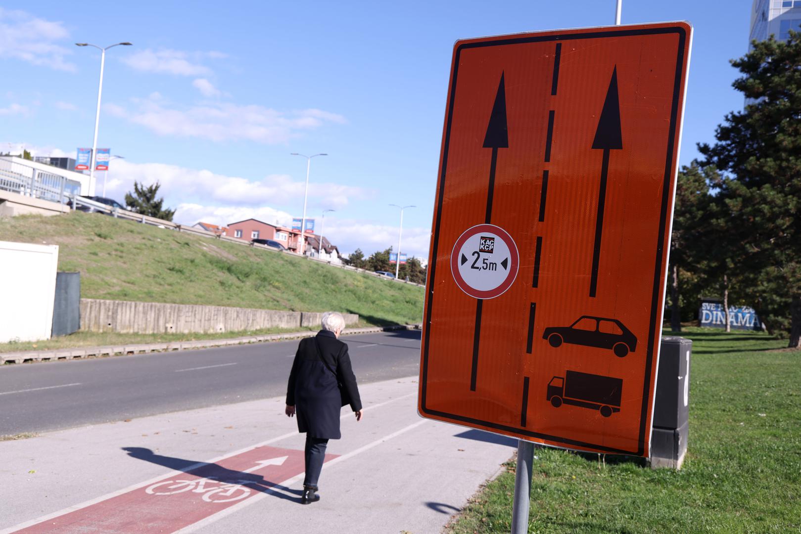 Riječ je o nadvožnjaku dugom 121,20 metara i širokom 23,65 metara, koji je dio jednog od najvažnijih gradskih prometnih pravaca, Slavonska avenija – Zagrebačka avenija – Ljubljanska avenija. Radovi su obuhvatili sanaciju gornjeg i donjeg ustroja, obnovu nosivih betonskih elemenata, zamjenu prijelaznih naprava, obnovu kolnika te postavljanje novih zaštitnih i odbojnih ograda.


