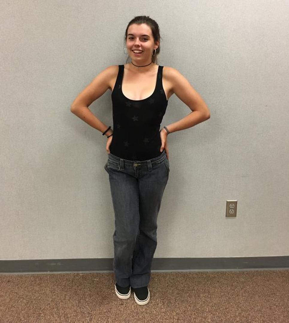 Remy Altuna u školu je odjenula crnu majicu, no ispod nje nije nosila grudnjak, što se nije svidjelo profesorici i zamjenici ravnateljice. Stoga su opomenule učenicu i rekle joj da odjene jaknu. Remy je ostala šokirana i nije mogla vjerovati da bi netko mislio nešto loše o njoj jer je u školu došla u crnoj majici koja baš ništa ne otkriva.
