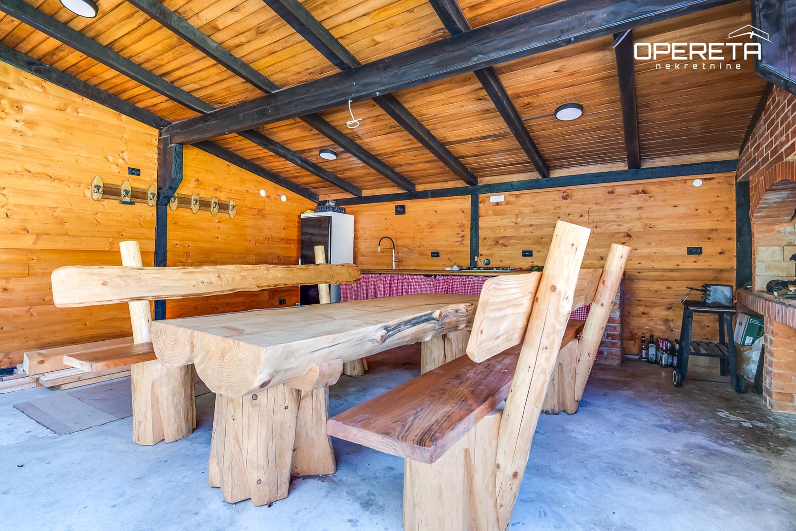 Kuća je raspoređena na četiri etaže – suteren, prizemlje, kat i potkrovlje. U prizemlju se nalazi prostrani open space dnevni boravak s kuhinjom i blagovaonicom te izlazom na terasu, dok kat ima tri spavaće sobe s balkonima i jednu kupaonicu. 