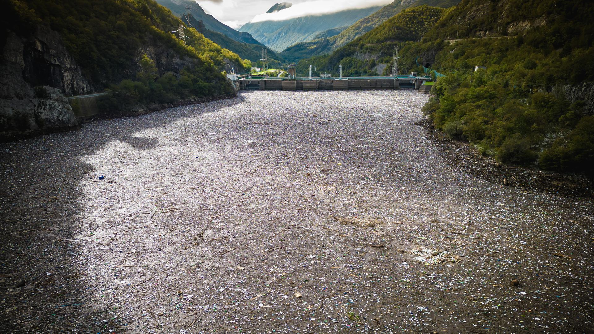  Ekolozi su ranije predlagali postavljanje mreža koje bi hvatale otpad prije nego stigne do mora, no za takve projekte potrebna su velika financijska sredstva.