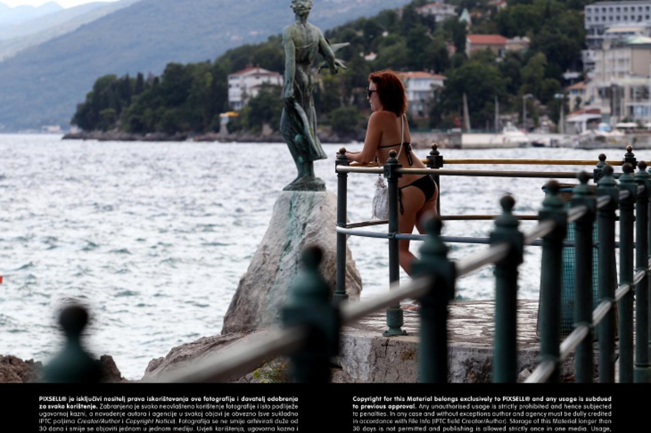 '10.08..2013., Opatija - Grad prepun turista koji unatoc vjetrovitnom vremenu i visokim valovima uzivaju u setnji. Setaliste Lungomare. Photo: Boris Scitar/Vecernji list/PIXSELL'