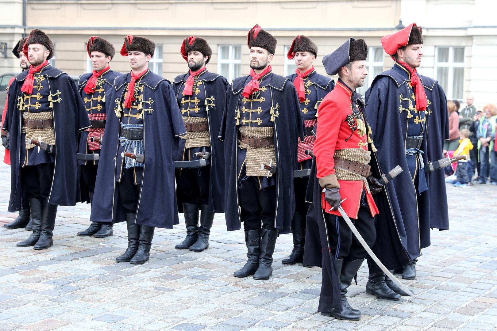 U ceremonijalu sudjeluje cijeli postroj koji se potom preraspodjeljuje na predviđene pozicije.