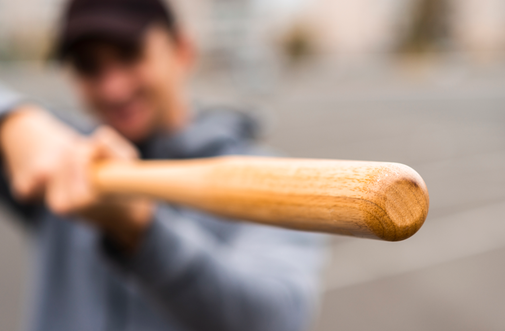 Naime, zakon zabranjuje nošenje oružja na javnom mjestu na način koji može uznemiriti građane. A vozilo, čim sudjeluje u prometu, smatra se javnim prostorom. To znači da, primjerice, bejzbol palica ostavljena na vidljivom mjestu u automobilu može biti protumačena kao predmet namijenjen napadu – osobito ako ne postoji jasan razlog za njezino držanje.