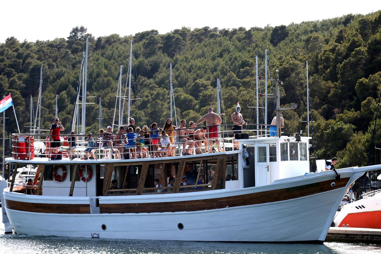Nakon svake ture, izletnički brod se čisti i dezinficira za novu grupu turista