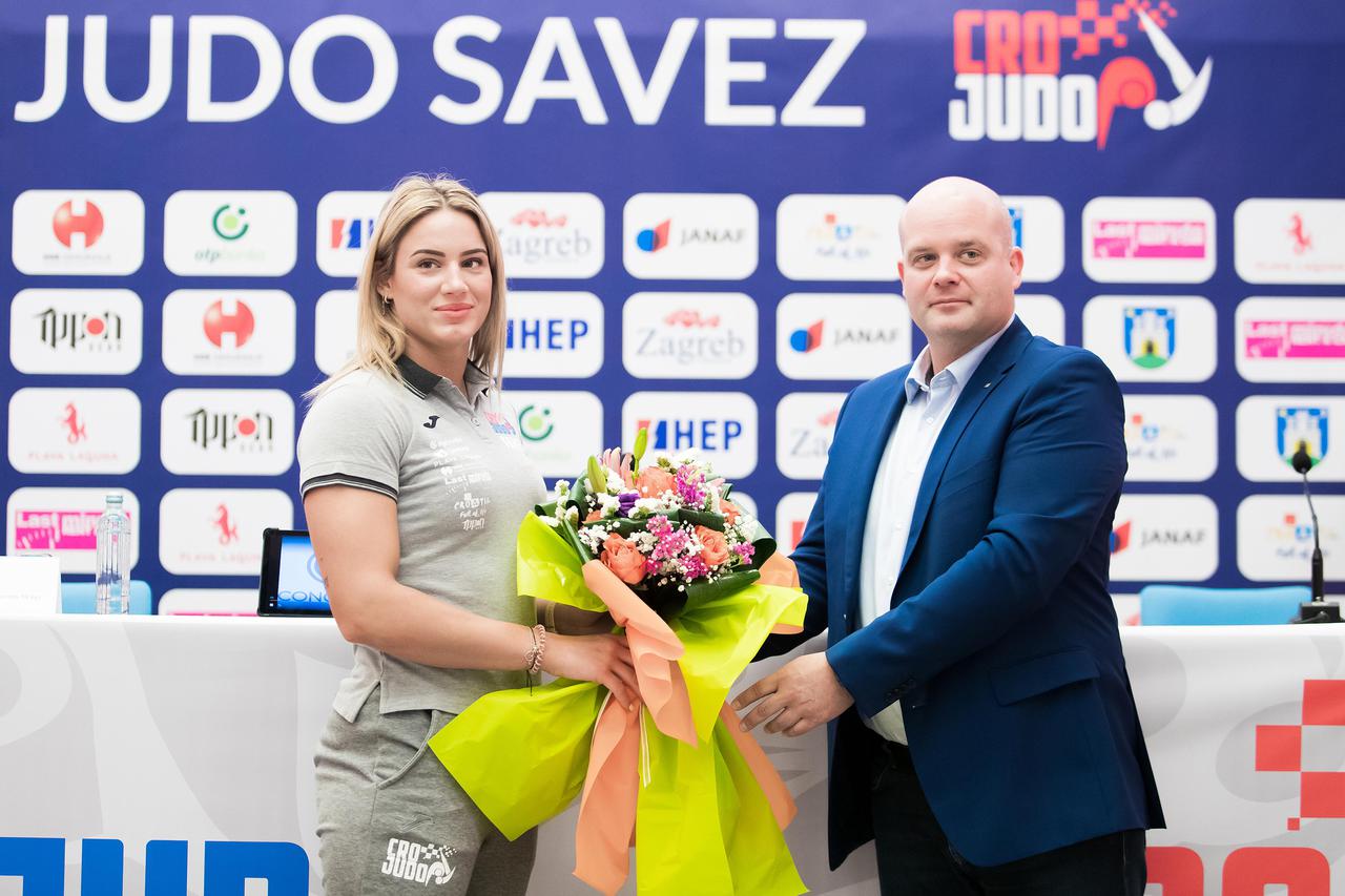 Konferencija za medije Barbare Matić i Karle Prodan