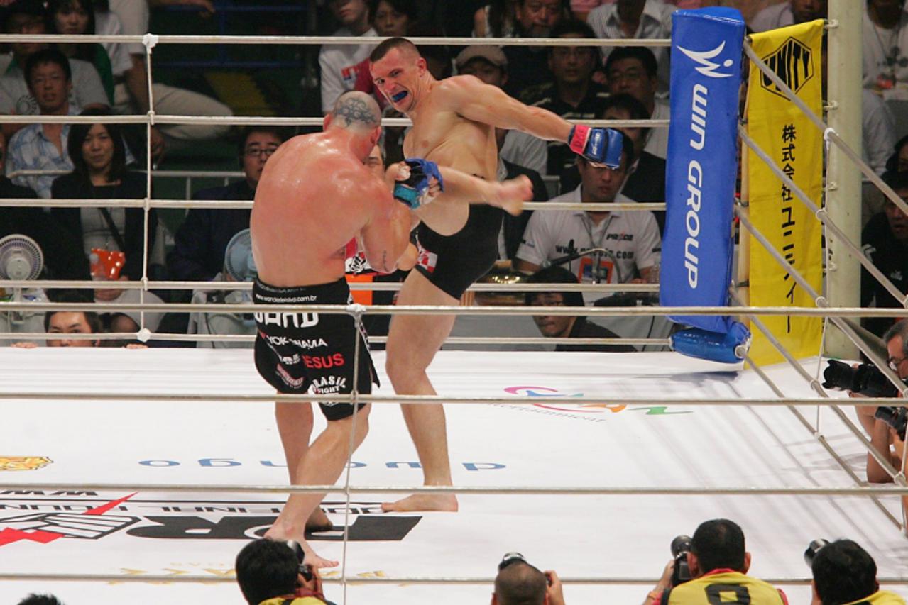 'Ultimate fight, Tokio, 10.09.2006. Finale Prideova Grand Prixa Mirko Cro Cop Filipovic udara polufinalnog protivnika (Wanderlei Silva) high-kickom   Snimio Drazen Brajdic'