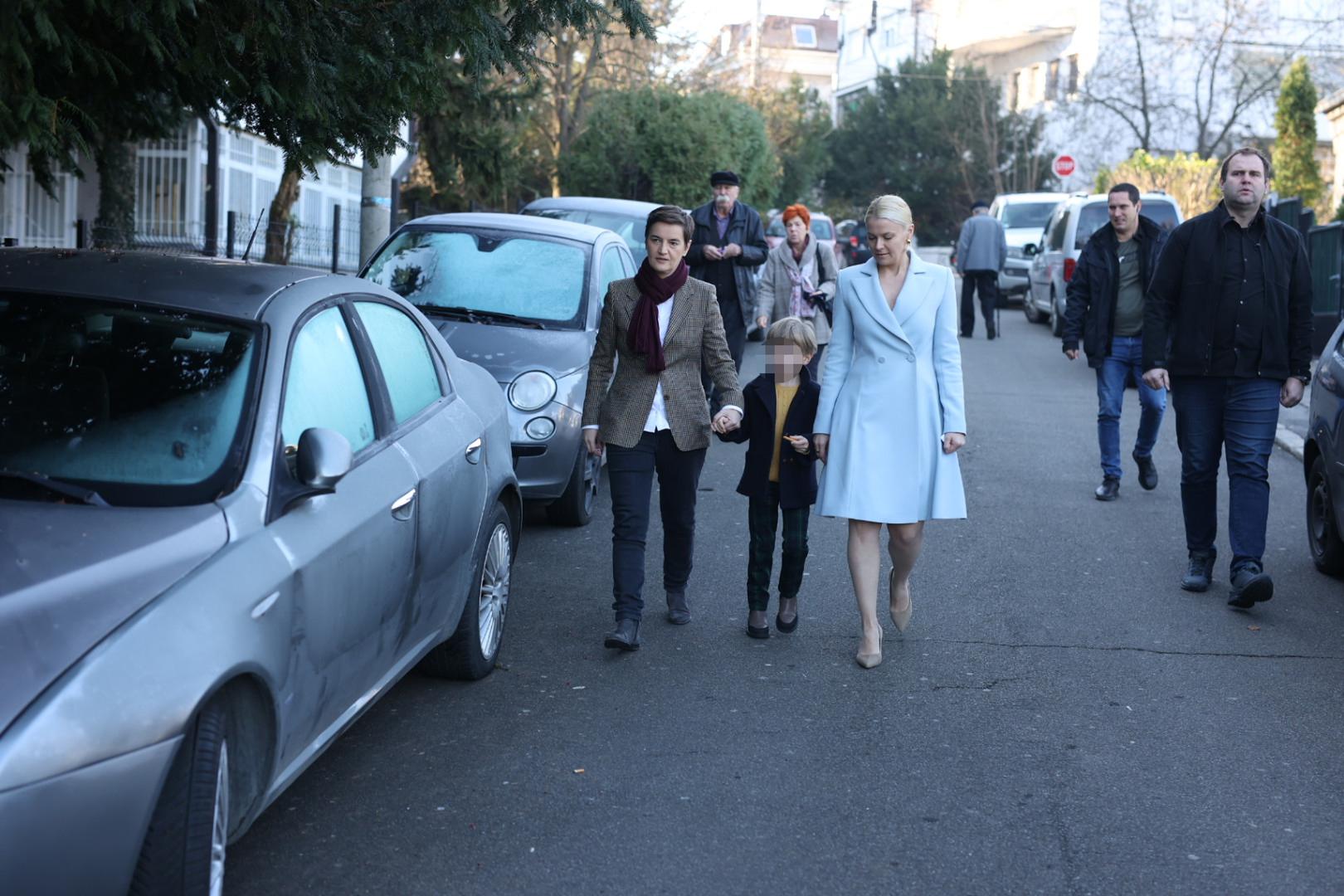 Ana i Milica zajedno su 13 godina, a upoznala ih je zajednička prijateljica u jednom gay klubu u centru Beograda. Milica je liječnica i prije pet godina su dobile sina kojem su dale ime Igor. 