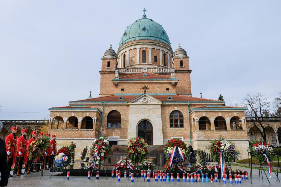 Državni vrh položio vijence na grobu dr. Franje Tuđmana