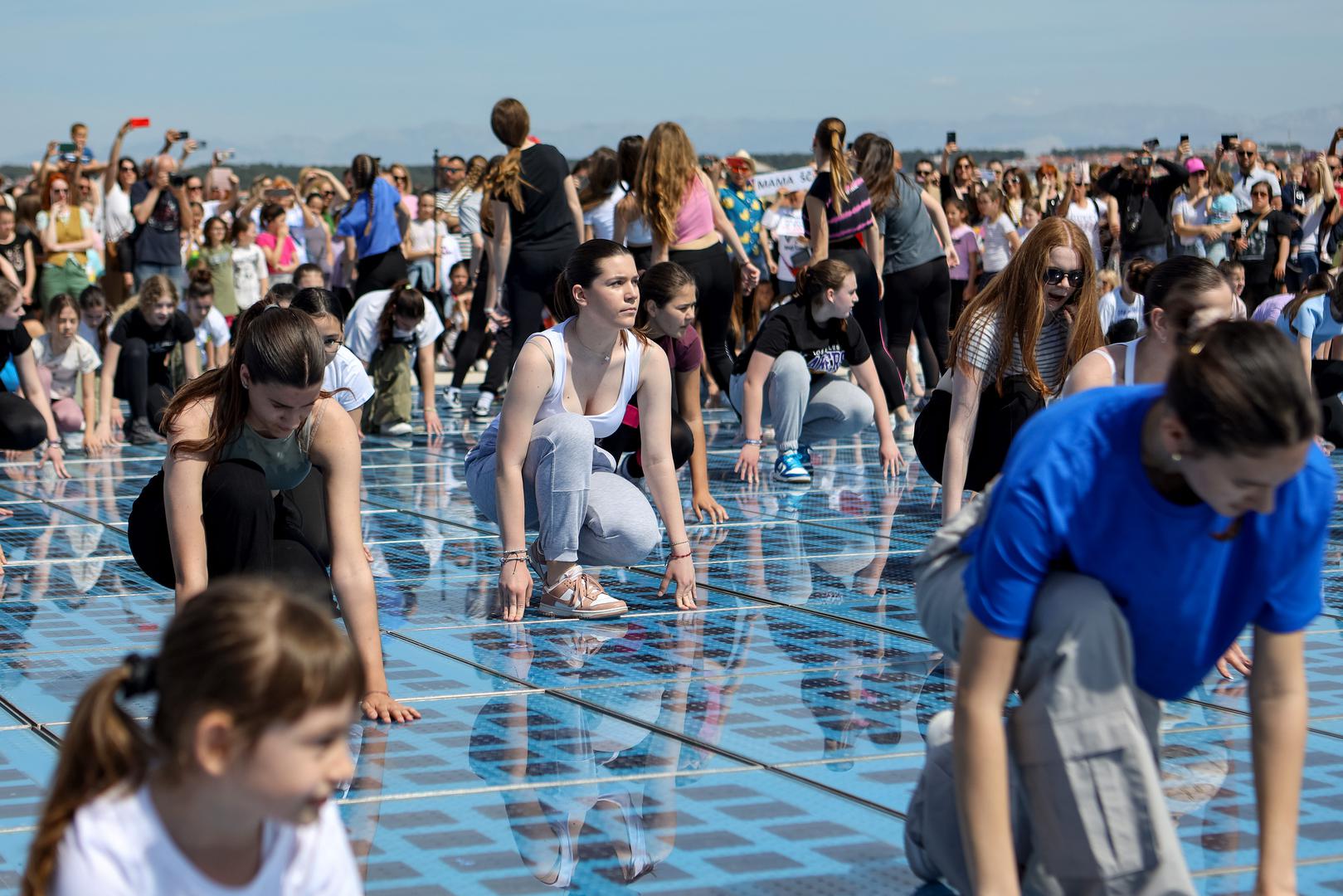 U Zagrebu se plesalo na Trgu Kralja Tomislava, Osječani su zaplesali na Pješačkom mostu, Zadrani na Pozdravu suncu, Splićani na Prokurativama, a u Umagu se slavilo na Trgu slobode