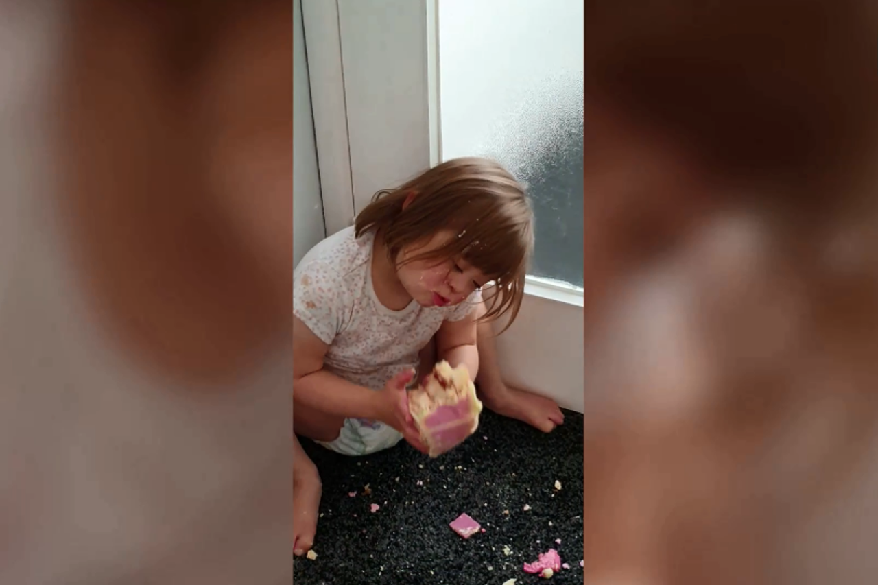 Mama uhvatila kćer kako jede rođendansku tortu