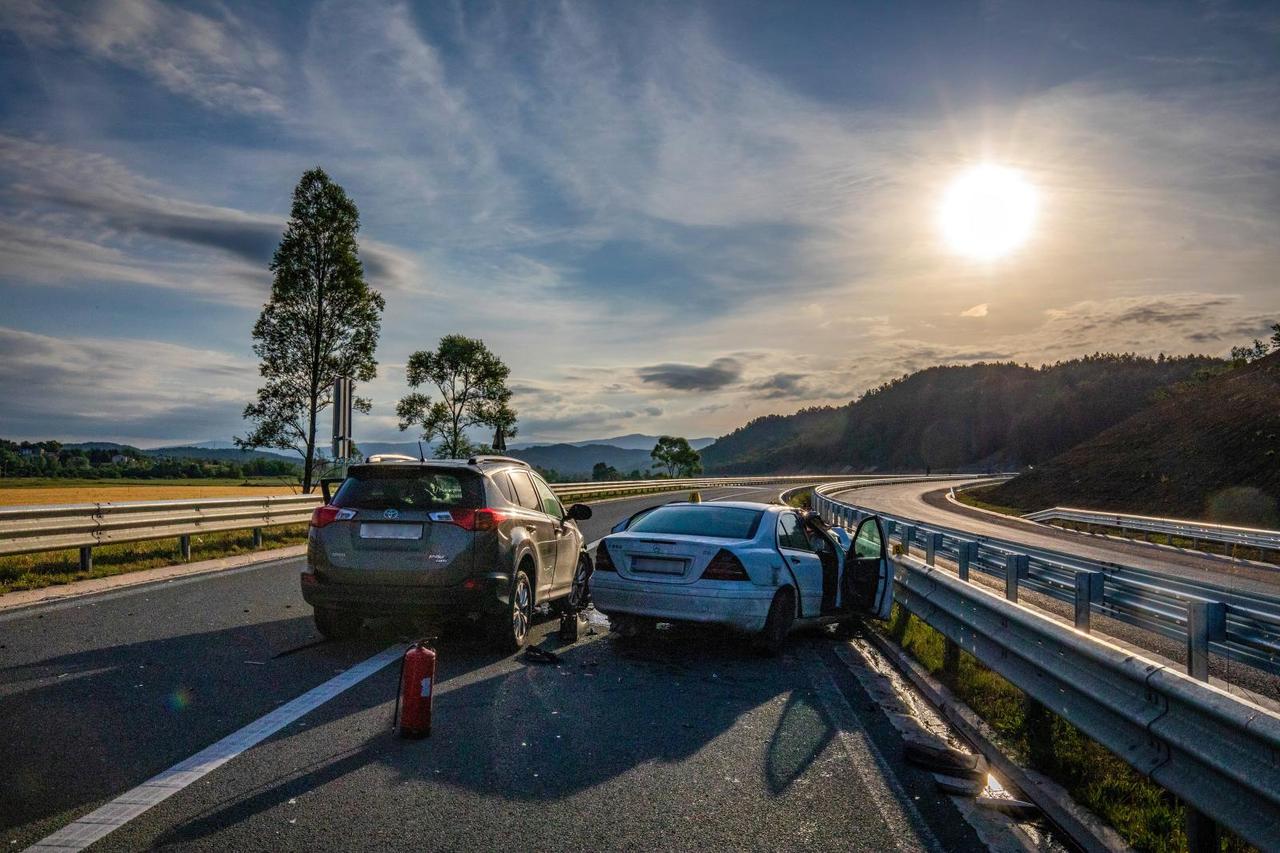 U prometnoj nesreći poginula jedna osoba, dvoje teško ozlijeđenih