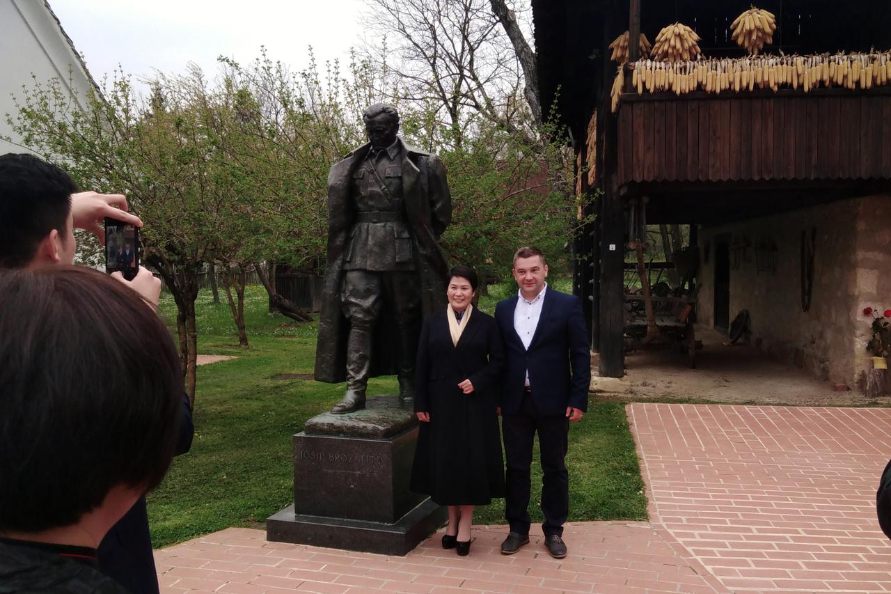 Kinesko i kumrovečko izaslanstvo ispred rodne kuće Josipa Broza Tita i Političke škole u Kumrovcu
