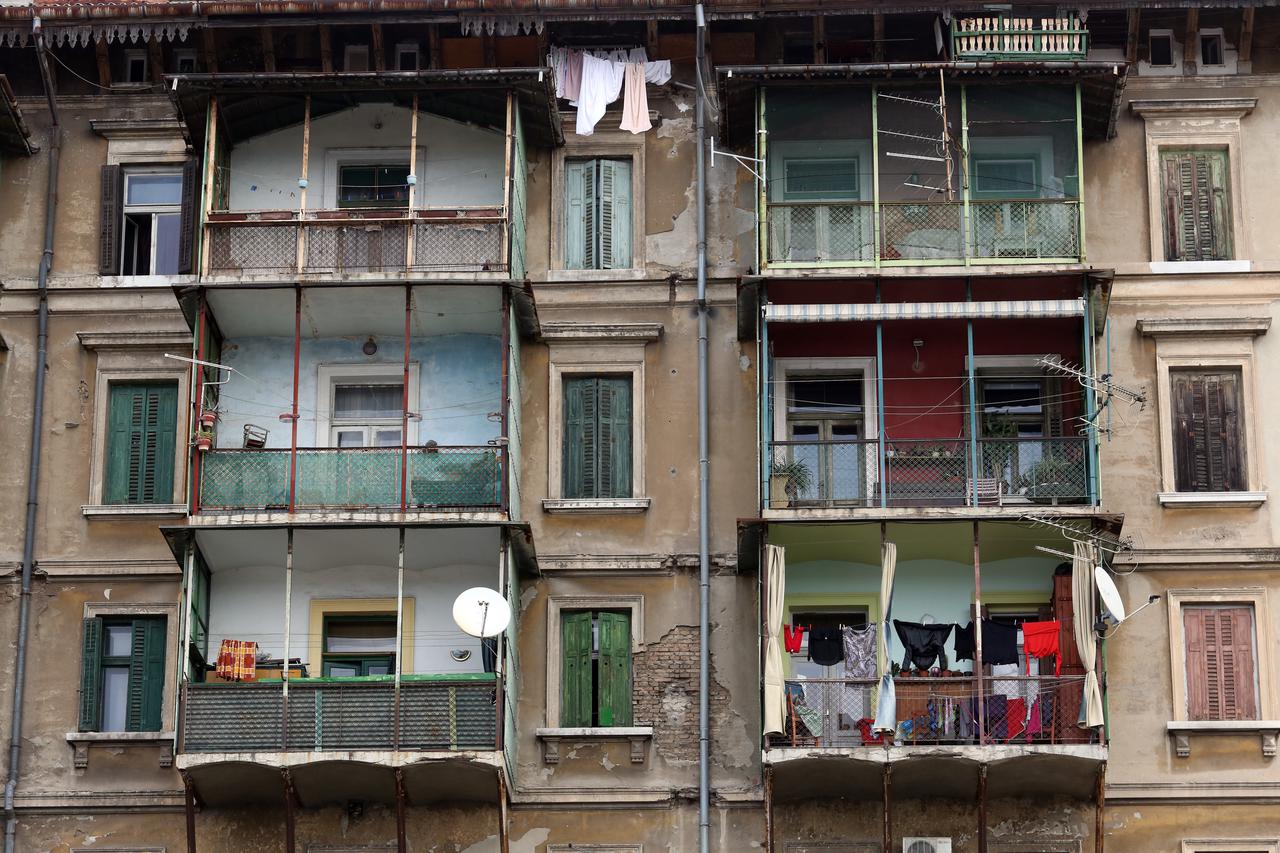 Rijeka: Stari balkoni na stambenoj zgradi u Strossmajerovoj ulici