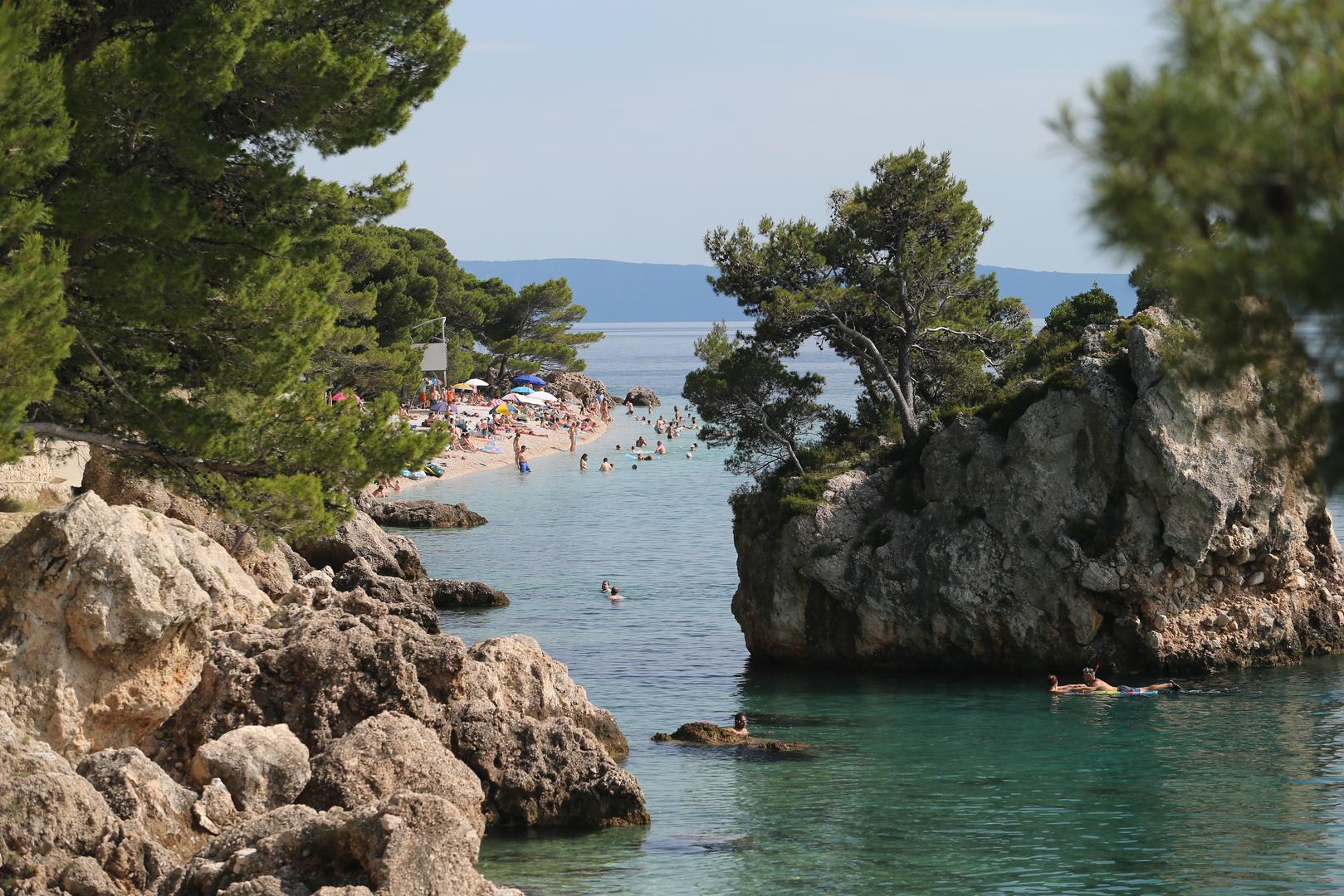 11. Punta Rata, Brela: Stjenovita obala oko mjesta Brela, na dijelu dalmatinskog kopna poznatom kao Makarska rivijera, sastoji se od niza lijepih šljunčanih plaža. Ova 300 m šljunčana plaža s vodom koja se proteže od samog dna popularna je među lokalcima. Njegovi alepski borovi pružaju hladovinu od užarenog ljetnog sunca. Ponesite masku i disalicu oko kamena Brela obraslog drvećem na zapadnom kraju plaže kako biste istražili podvodni svijet.