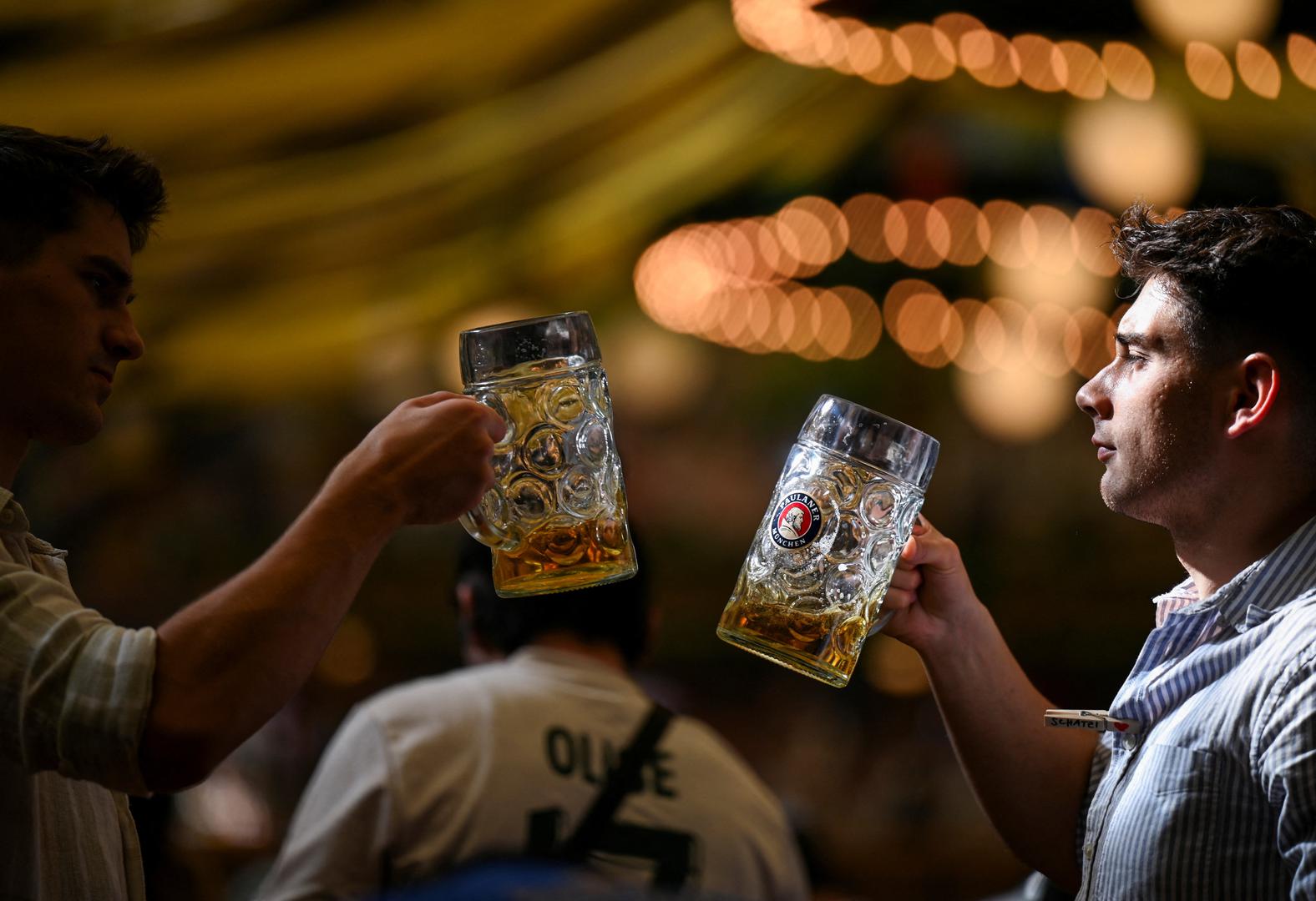 U većini velikih šatora litra piva sada stoji 15,80 eura. Toliko treba izdvojiti, među ostalim, u Hacker-Festzeltu, Hofbräuhaus-Festzeltu, Käfer Wiesn-Schänkeu, Marstallu, Ochsenbratereiu, Paulaner-Festzeltu, Schottenhamel-Festhalleu i Schützen-Festzeltu. U većini tih šatora cijena je prošle godine iznosila 15,40 eura.
