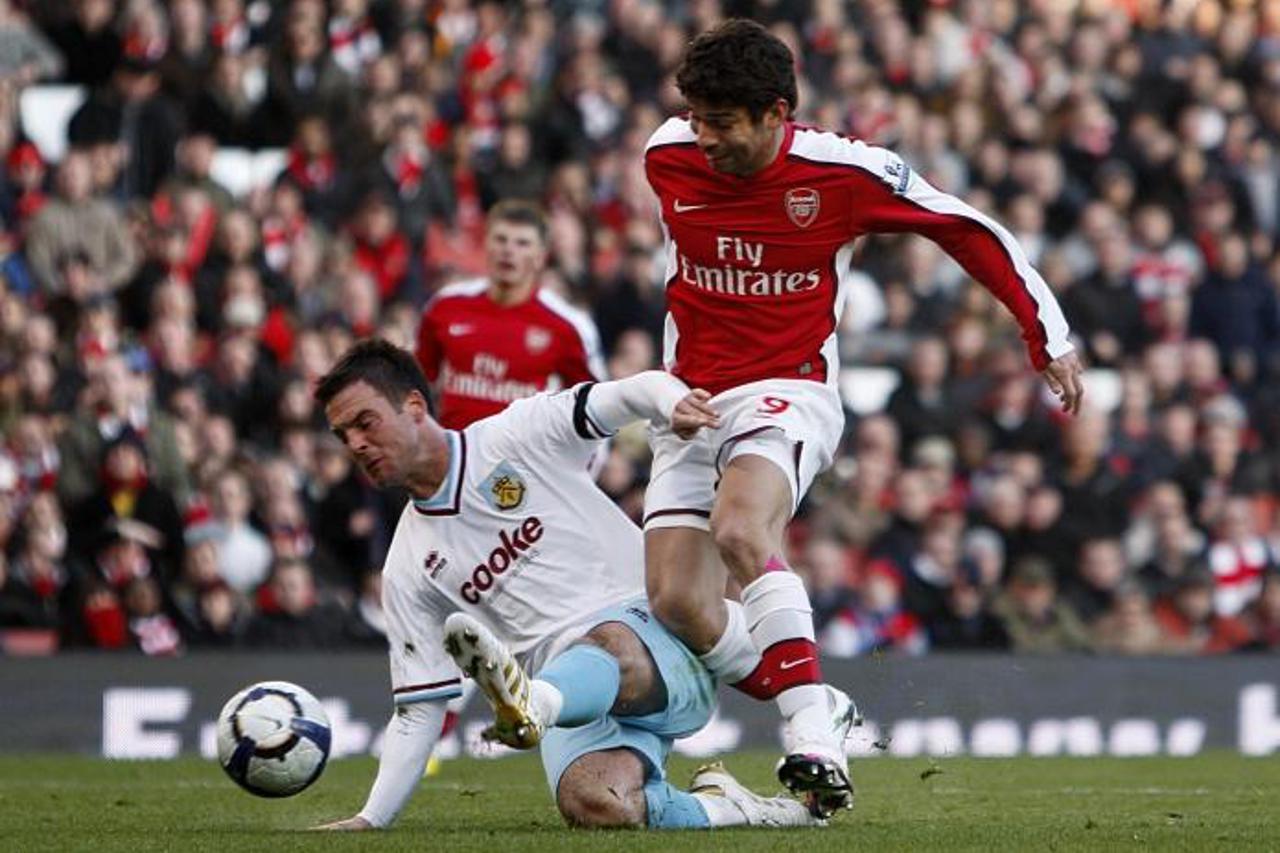 'Arsenal\'s Da Silva Eduardo and Burnley\'s Daniel Fox battle for the ballPhoto: Press Association/PIXSELL'