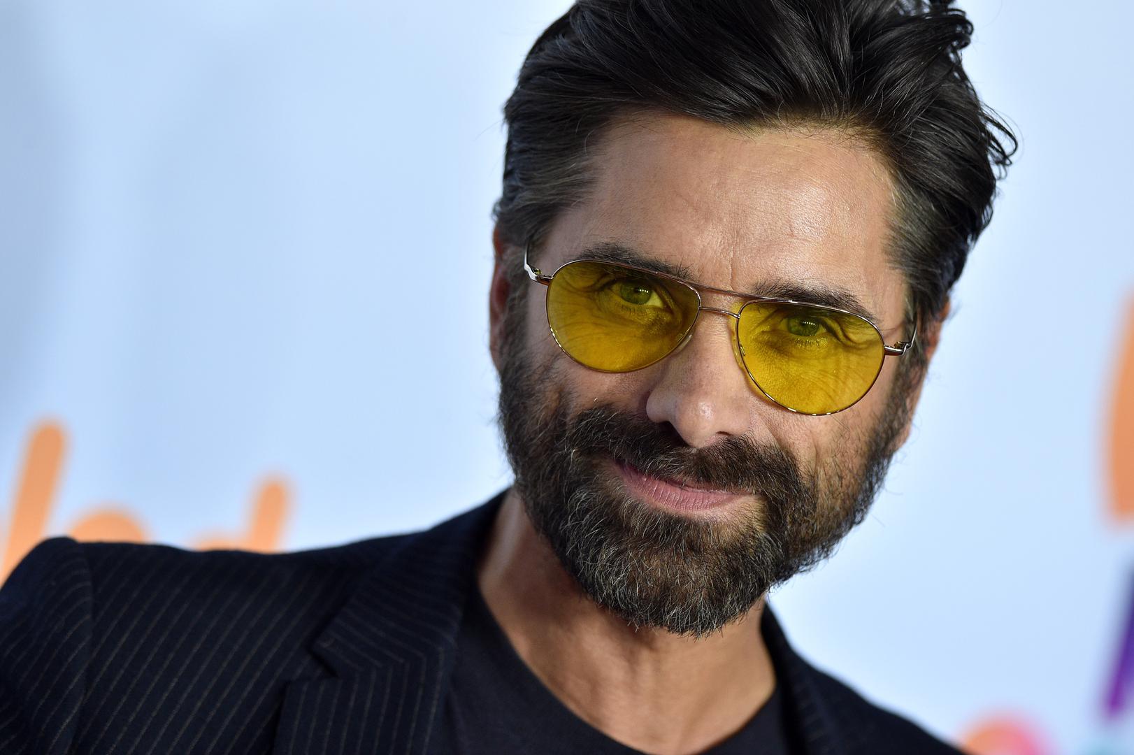 1994. upoznao je glumicu i manekenku Victoria's Secreta Rebeccu Romijn koju je i oženio. No sreća nije potrajala jer se par razveo 2005.Nedavno se 54-godišnji
Stamos zaručio s 31-godišnjom Caitlin McHugh.
