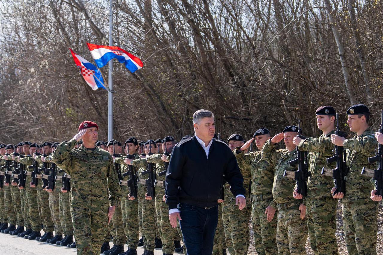 Svečana prisega ročnika na temeljnom vojnom osposobljavanju u Slunju