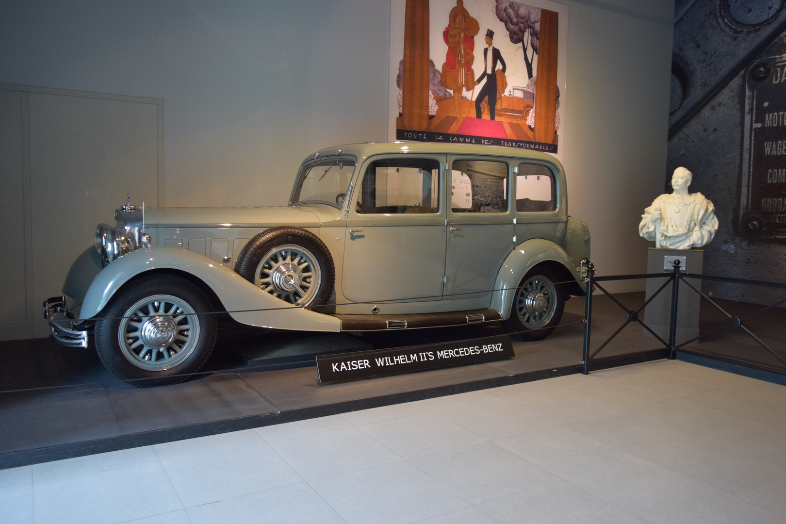 Blindirani Mercedes Vilima II. teži 3000 kg. Interni komunikacijski sistem omogućavao mu je da pritiskom tipki daje upute vozaču a da ne razgovara s njim