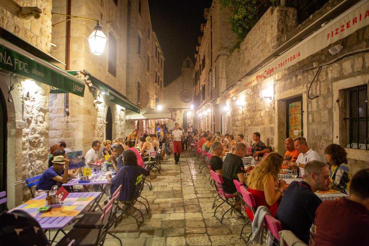 Dubrovnik: Prepuni restorani u staroj gradskoj jezgri