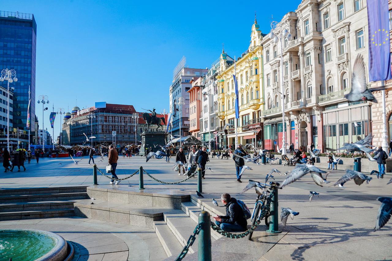 Zagreb: Sunčana subota na Trgu bana Jelačića