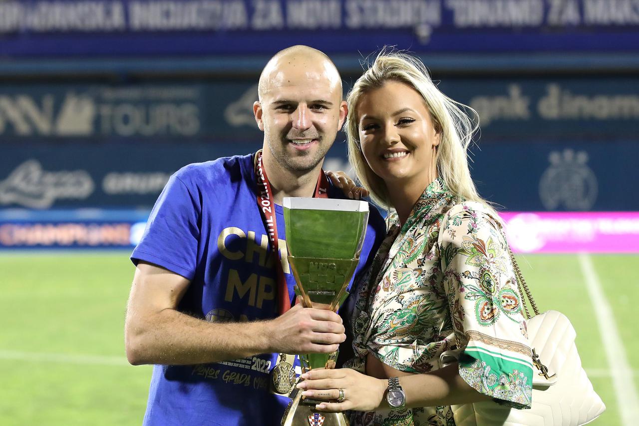 Nogometaši Dinama ponosno pozirali sa svojim obiteljima