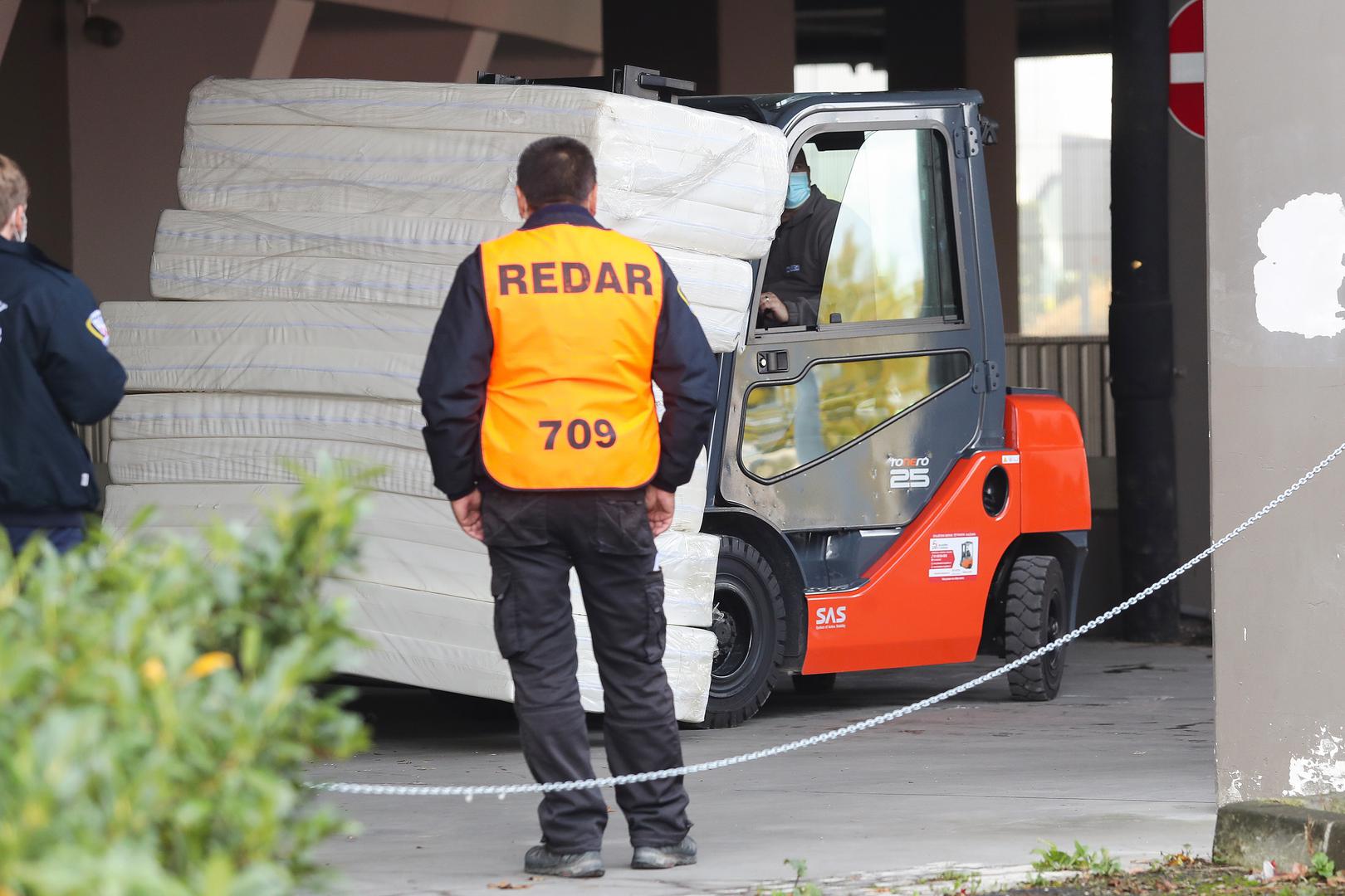 26.10.2020., Zagreb – Članovi civilne zaštite danas postavljaju krevete za oboljele u dvorani Arene Zagreb. Foto: Luka Stanzl/PIXSELL