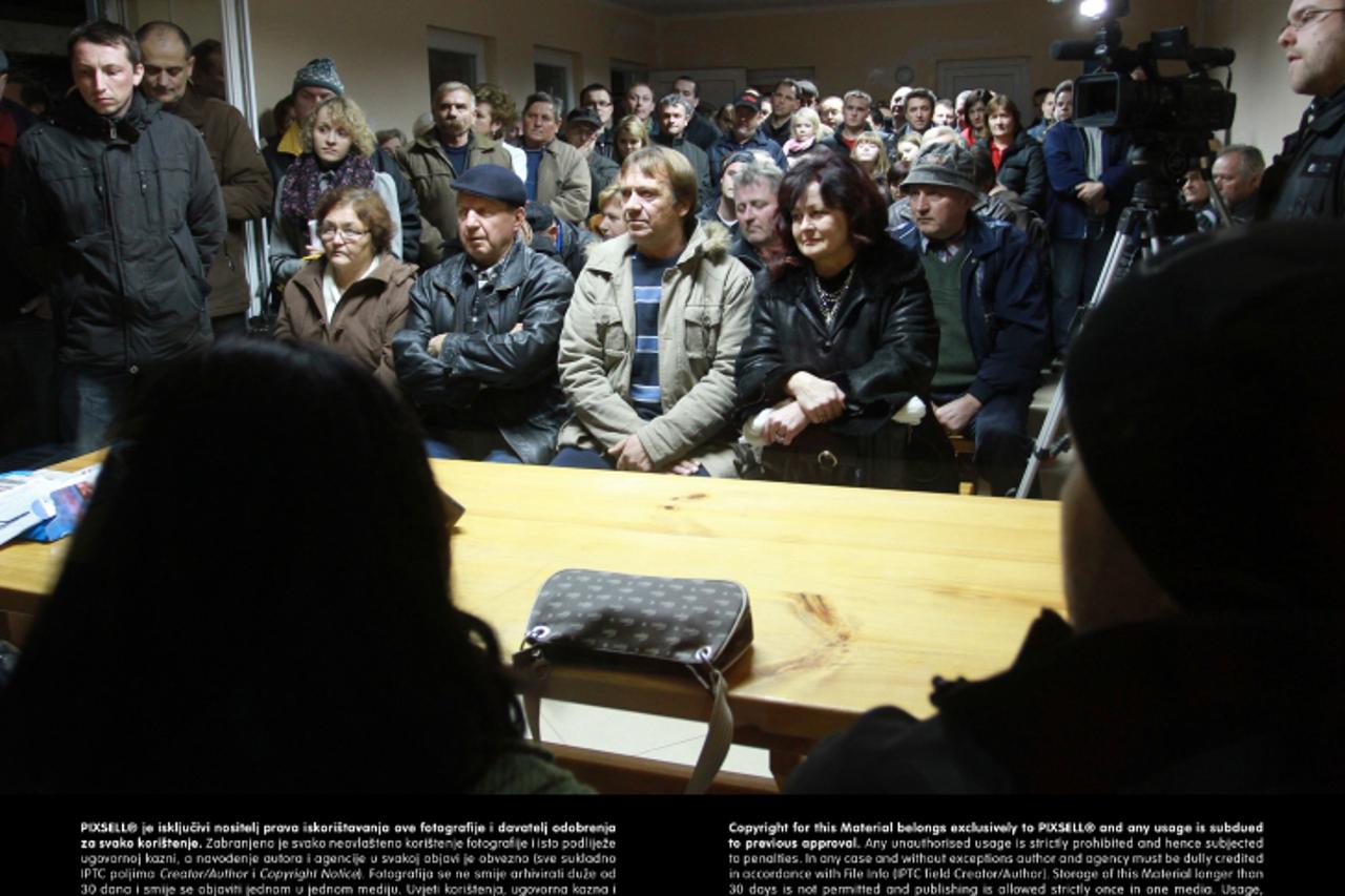 '07.01.2013., Cerje Tuzno, Gradjani Cerja Tuznog i okolnih mjesta organizirali su zbor gradjana zbog zagadjenja koja prouzrokuje obliznja ciglana koja spaljuje petrolkoks Photo: Marko Jurinec/PIXSELL'