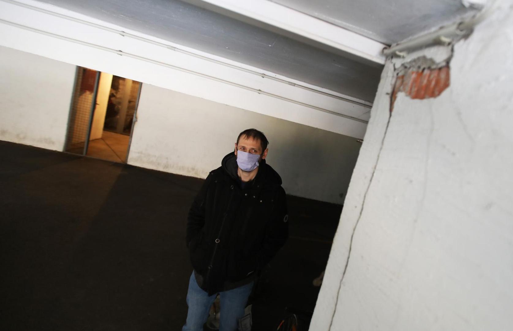 02.04.2020. Zagreb- Ekipa tvrtke Uretek vrsi ispitivanje tla i isanira temelje zgrada koje se ubrzalo nakon velikog potresa u Zagrebu.Stanar Mislav Peric kraj ostecenog zida.
Photo: Boris Scitar/Vecernji list/PIXSELL