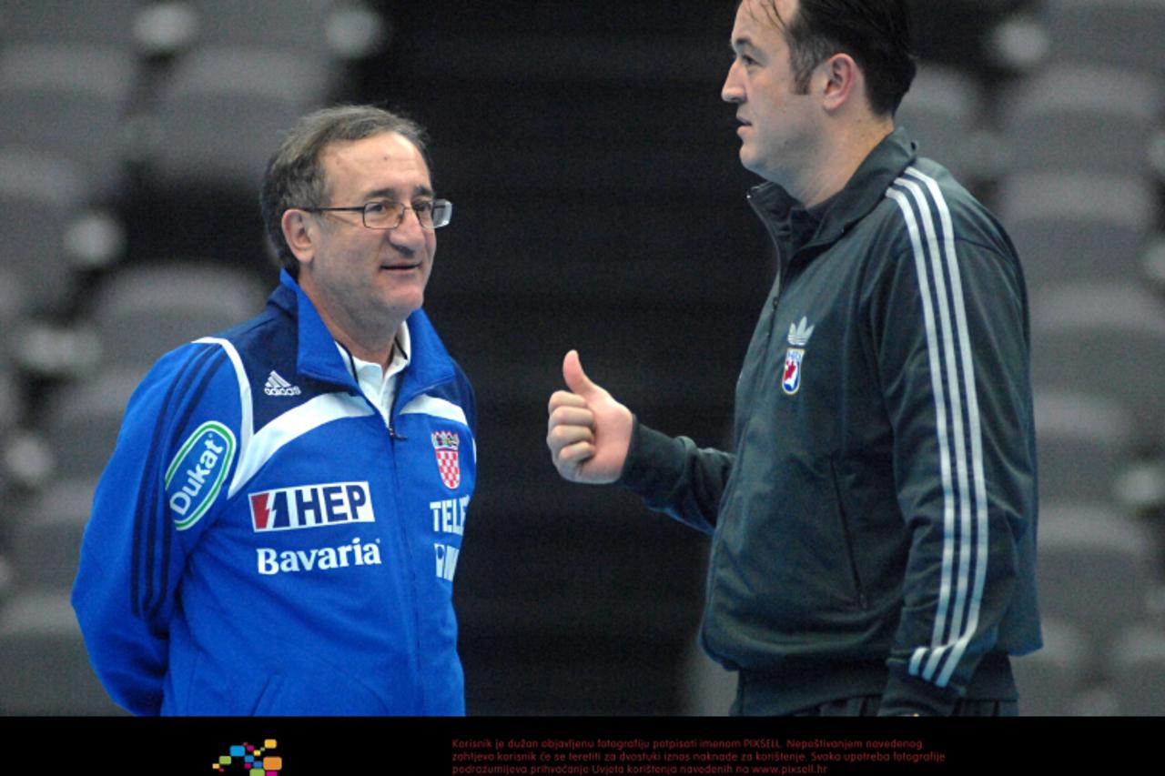 \'05.01.2009., Split - Trening Hrvatske rukometne reprezentacije uoci Svjetskog prvenstva u rukometu .Uvecer je odradjen i prvi trening u velikoj dvorani Spaladiuma. Izbornik Lino Cervar i Slavko Golu