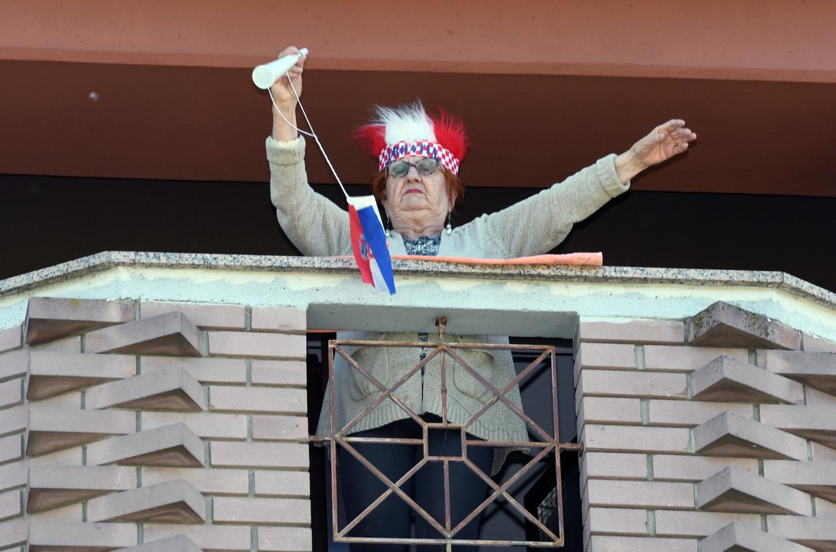 08.05.2020., Sisak - Tamburaski sastav Ivo Klekovic i prijatelji odrzao je koncert pred zgradom Doma za starije i nemocne koji je publika pratila s balkona Doma iz kojega nisu izasli vec 2,5 mjeseca.Photo: Nikola Cutuk/PIXSELL