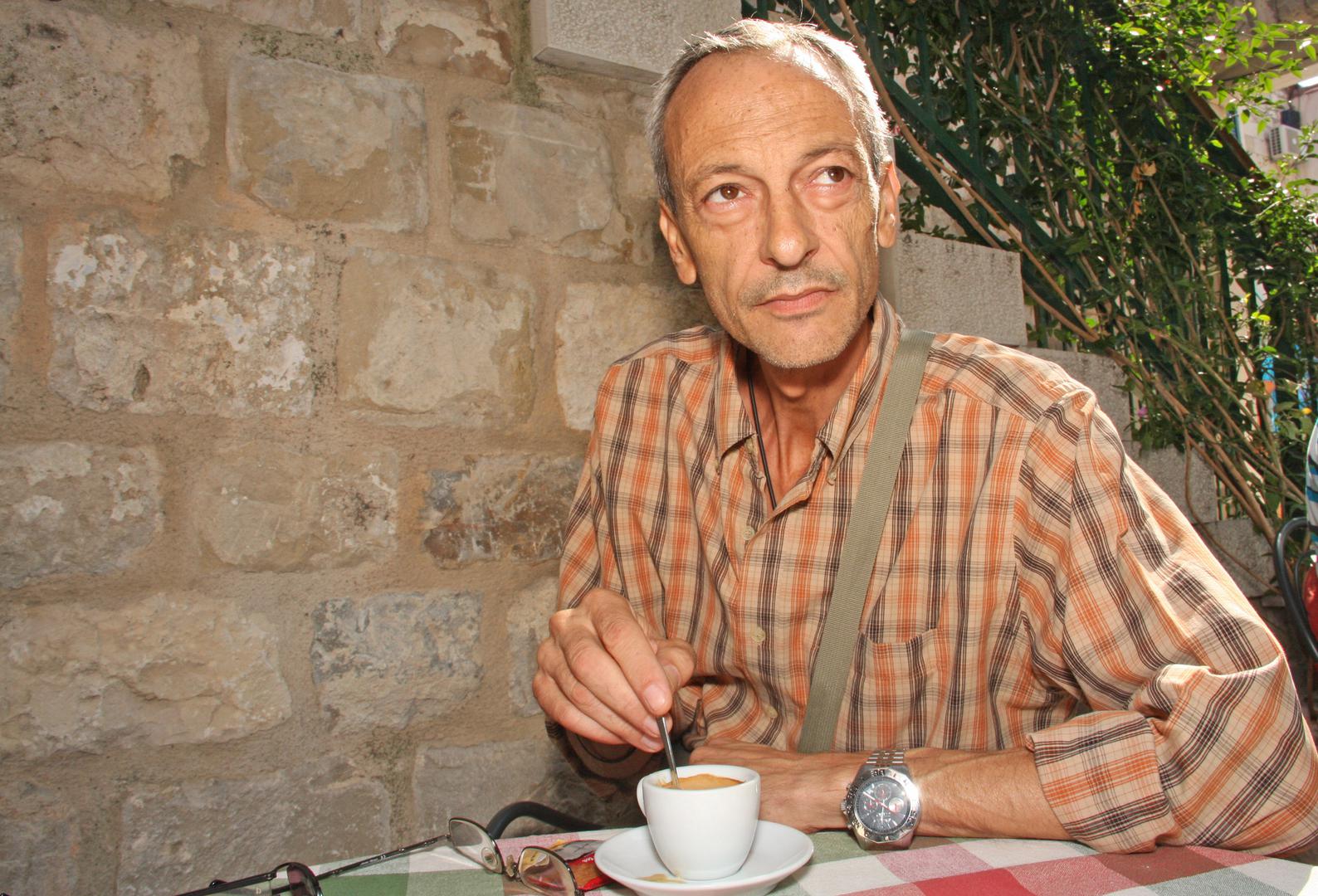 Glumac Ante Čedo Martinić rođen je 27. siječnja 1960. godine u Pučišćima na Braču, a nakon završene osnovne škole u rodnom mjestu, srednju vojnu školu pohađa u Zagrebu gdje je završio i Akademiju dramskih umjetnosti. 