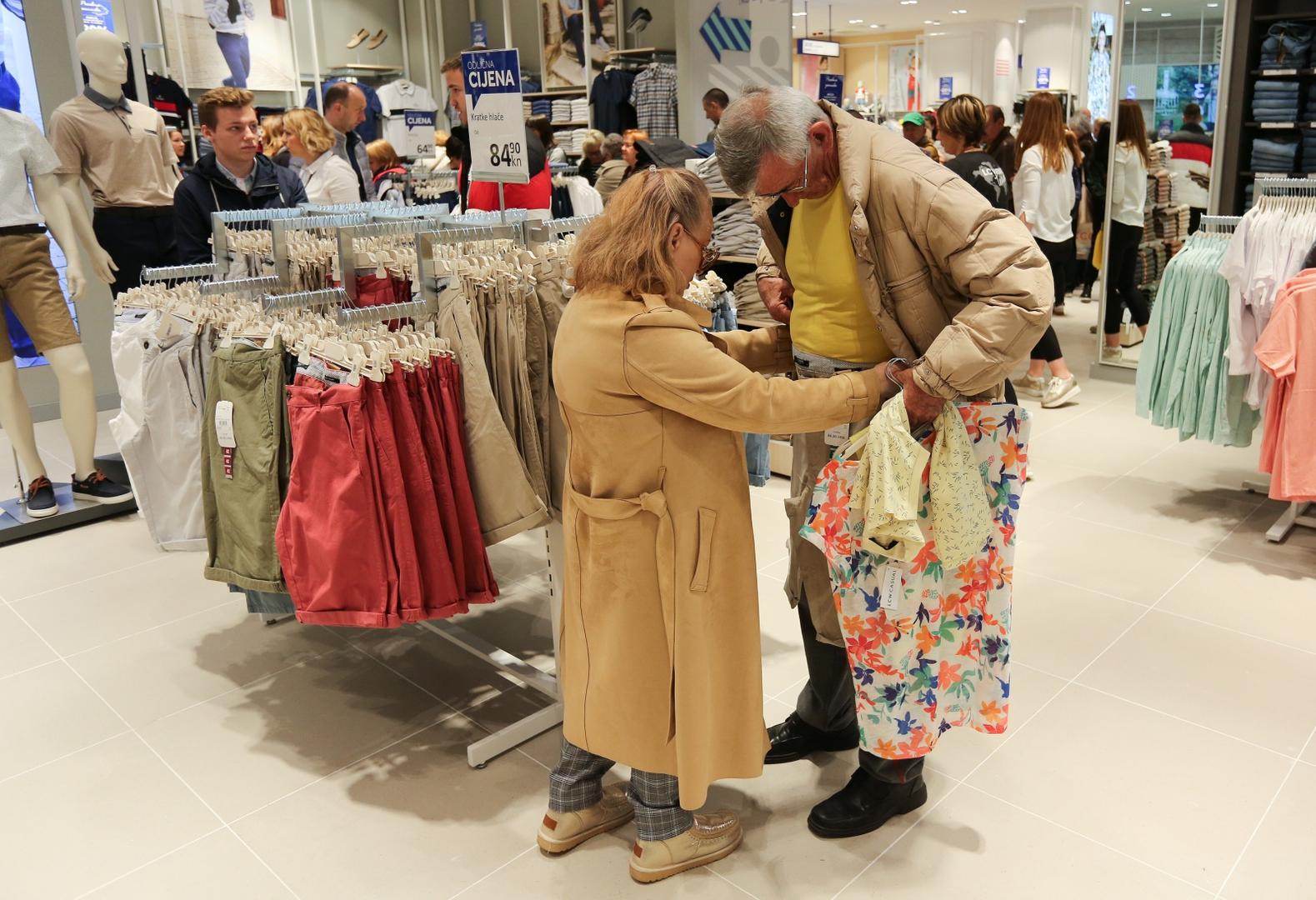 Već prvog dana brojni građani su se zaputili u šoping.