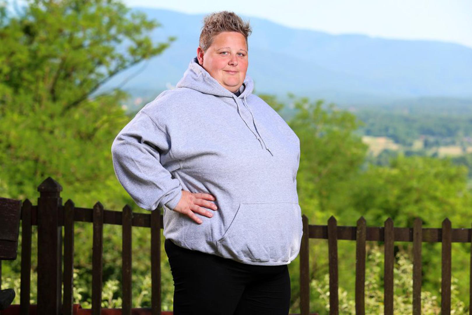 Snežana iz Zagreba po prirodi je odlučna, topla i zaštitnički nastrojena - osobina koja se odražava i u njezinu poslu zaštitarke. Volim posao koji radim, u njemu sam pronašla sebe. A s obitelji volim raditi apsolutno sve - kod nas je atmosfera topla, ponekad i komična, baš prava obiteljska", kaže. Priznaje da ju je u prošlosti boljelo kad bi čula uvrede zbog kilograma, no danas joj takve riječi ne mogu naštetiti. Kad posložiš kockice u glavi, svjestan si svog izgleda i ništa te više ne može povrijediti", objašnjava 46-godišnjakinja. Ipak kaže da joj višak kilograma otežava život - ne može roniti, dugo hodati, trčati ni plesati, a najviše se srami skinuti u kupaći kostim. Zabrinuta je zbog svog zdravlja i često si postavlja pitanje - zašto sam si to dozvolila? Zato je i odlučila da je pravo vrijeme za 'Život na vagi' jer, kako kaže, organizam joj vapi za pomoći.
Kaže da su njezini junaci svi oni koji priznaju da imaju problem i ne boje se tražiti pomoć, a od sportaša istinski se divi Kostelićima i braći Sinković. Ne skriva da je ljuta što se dovela u sadašnju situaciju - ali spremna je mijenjati se! Odlučna je da se u budućnosti bavi humanitarnim radom, da i dalje radi posao koji voli te uživa u svemu što joj sada kilogrami uskraćuju.