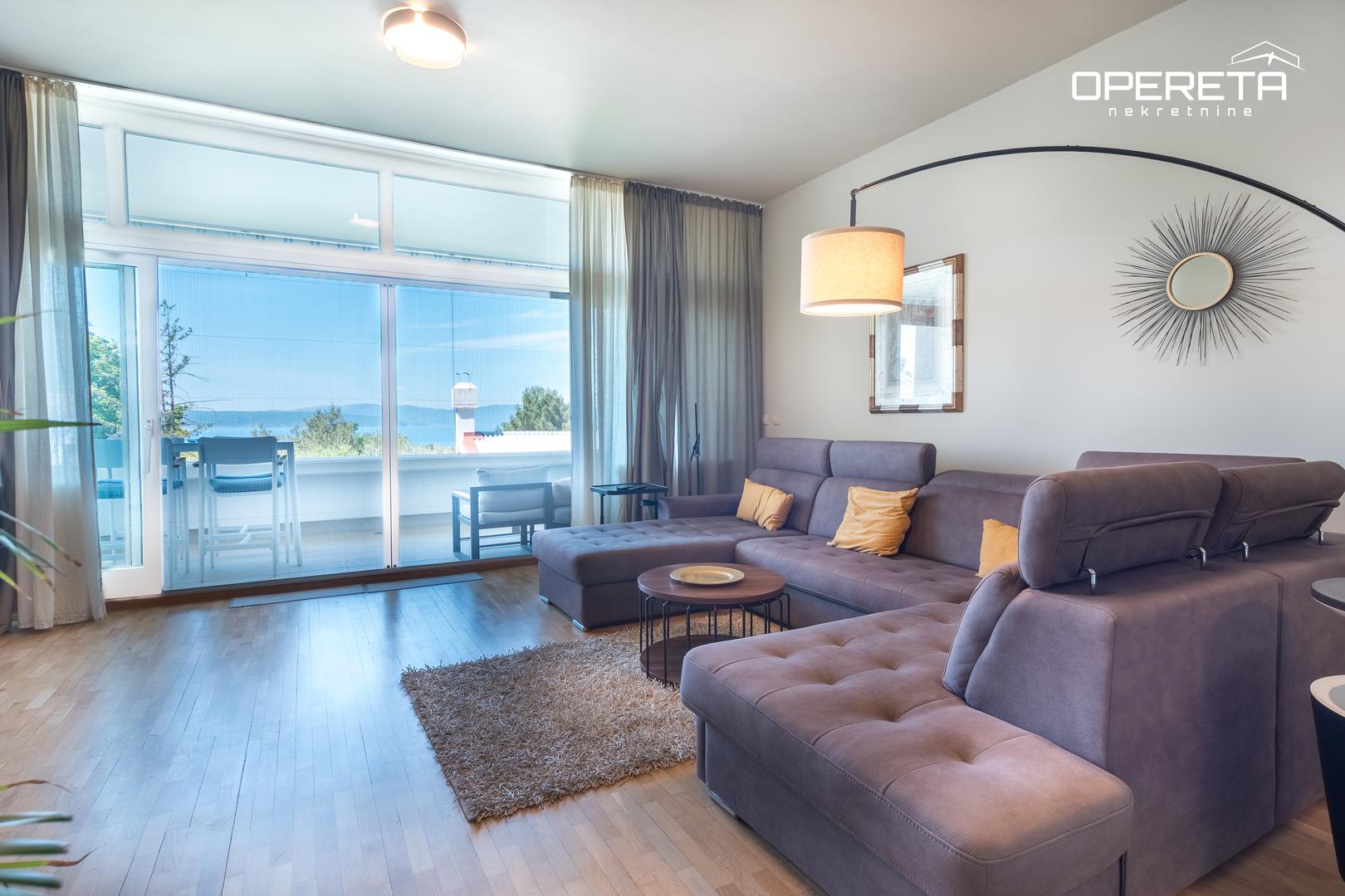 "Njivice su poznate po uređenim plažama, šetnicama uz more i razvijenoj turističkoj infrastrukturi, dok otok Krk, zahvaljujući mostu i zračnoj luci, osigurava izvrsnu prometnu povezanost i cjelogodišnju potražnju", stoji u oglasu